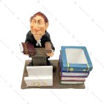مجسمه و جاقلمی قاضی کتاب به دست