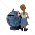 مجسمه معلم جغرافیا و کره زمین
